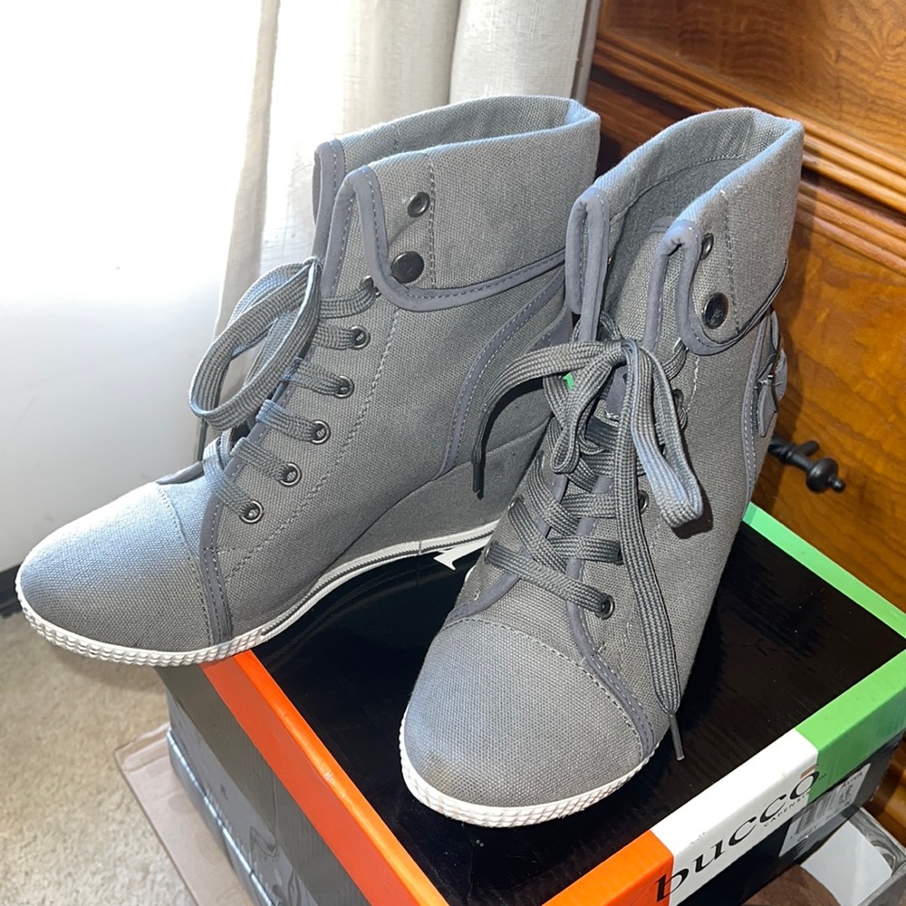 Bucco Aviva grey wedge boots booties size 6.5